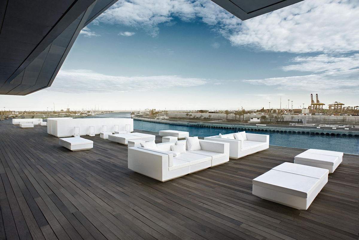 vela-center-deep-sofa-white-vondom-core-furniture-lifestyle-2