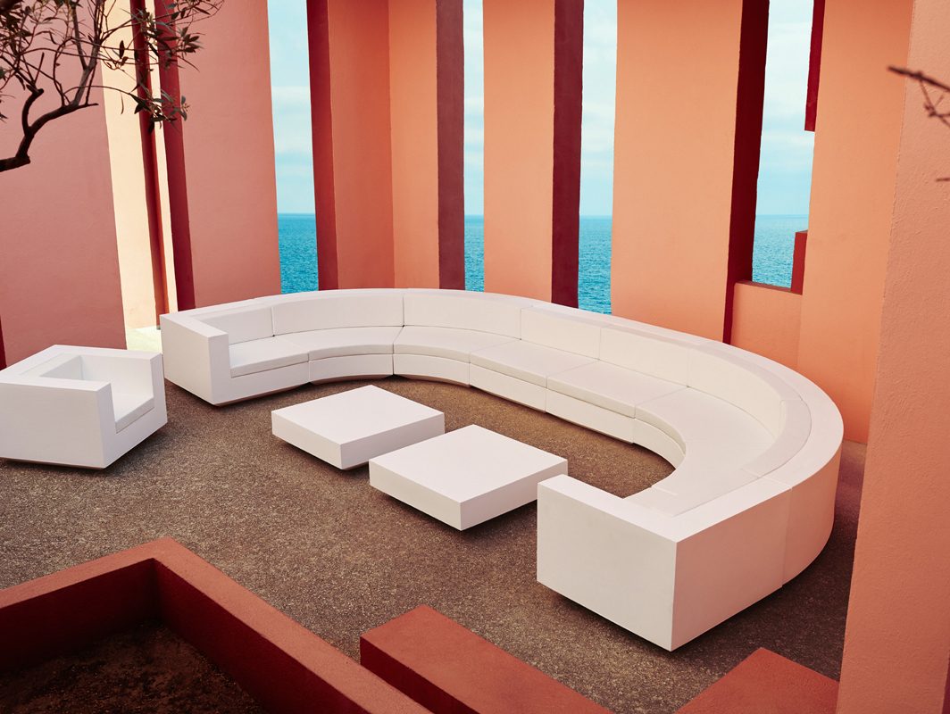 vela-curved-seating-white-vondom-core-furniture-lifestyle-1