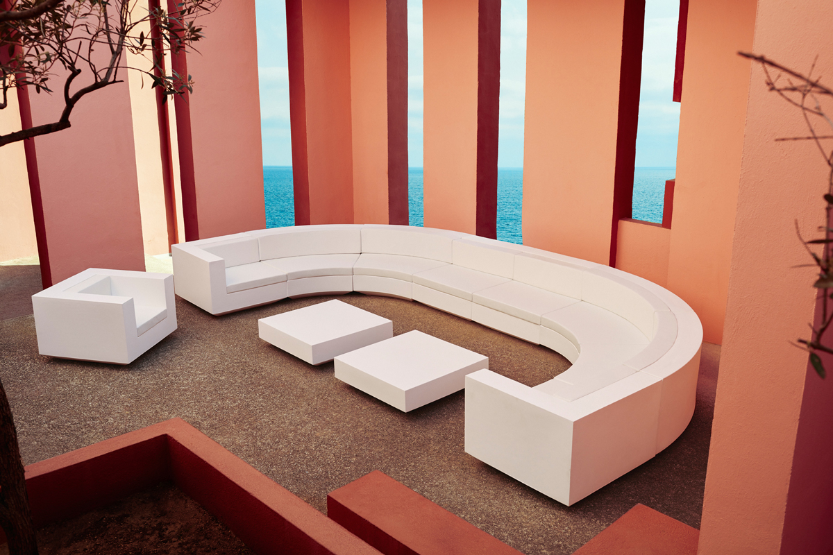 vela-curved-seating-white-vondom-core-furniture-lifestyle-1