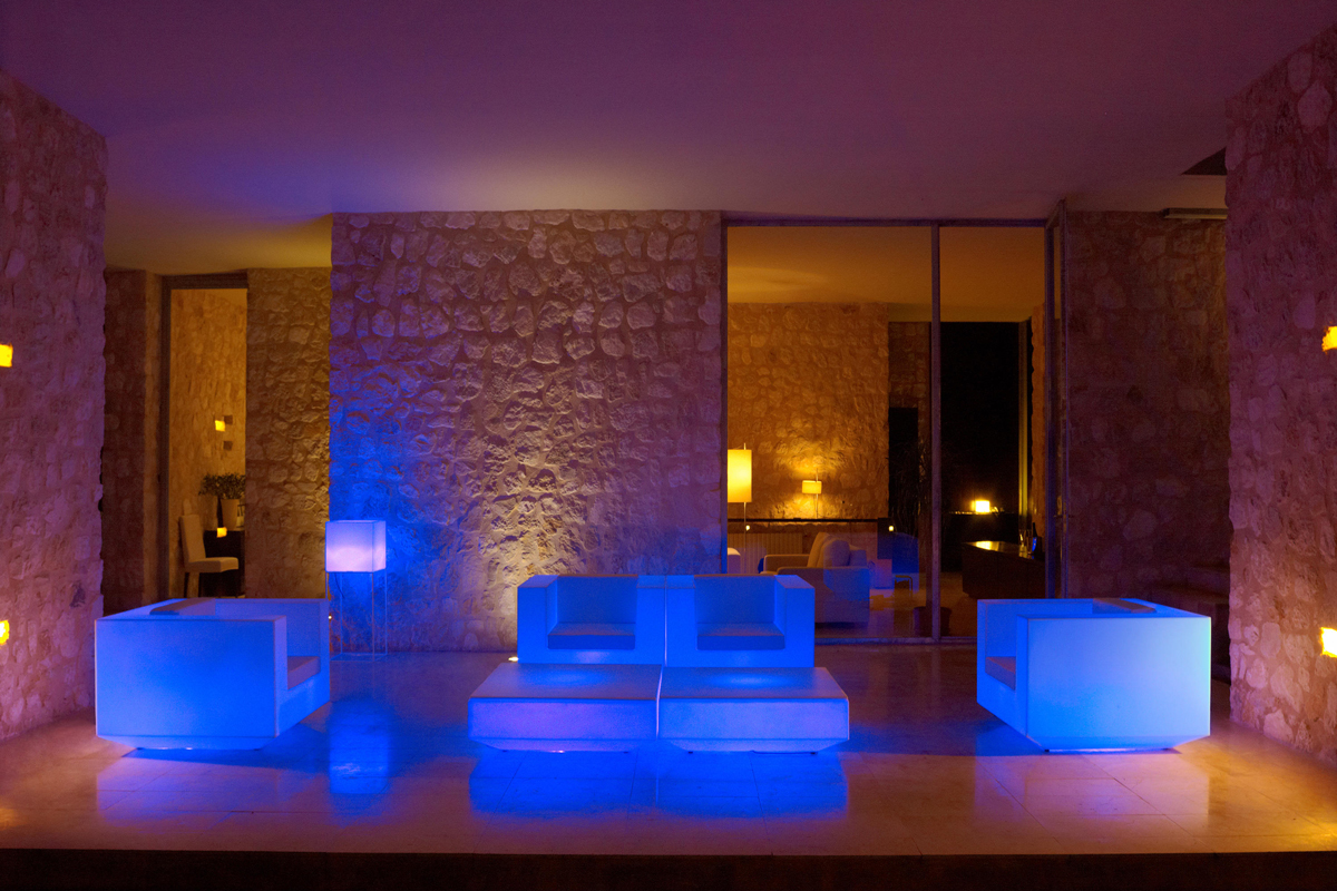 vela-lounge-chair-vondom-core-furniture-lifestyle-2