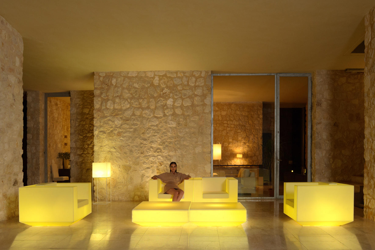 vela-lounge-chair-vondom-core-furniture-lifestyle-3