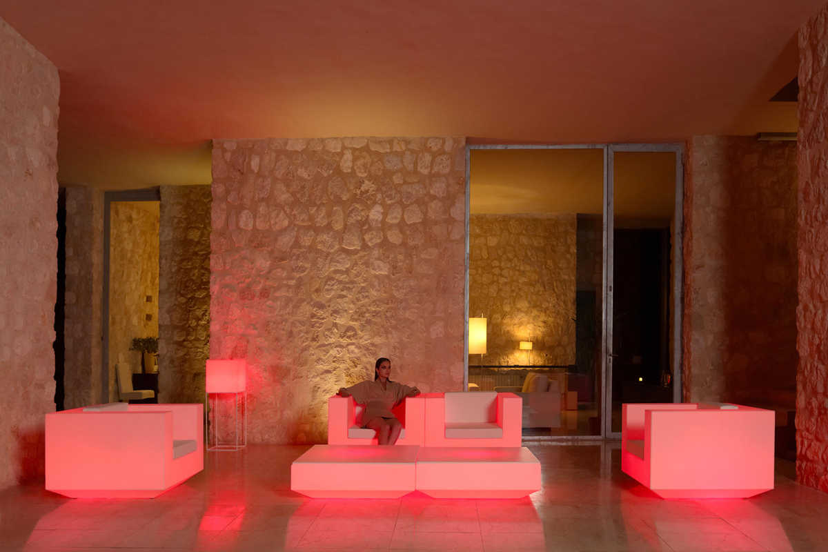 vela-lounge-chair-vondom-core-furniture-lifestyle-4