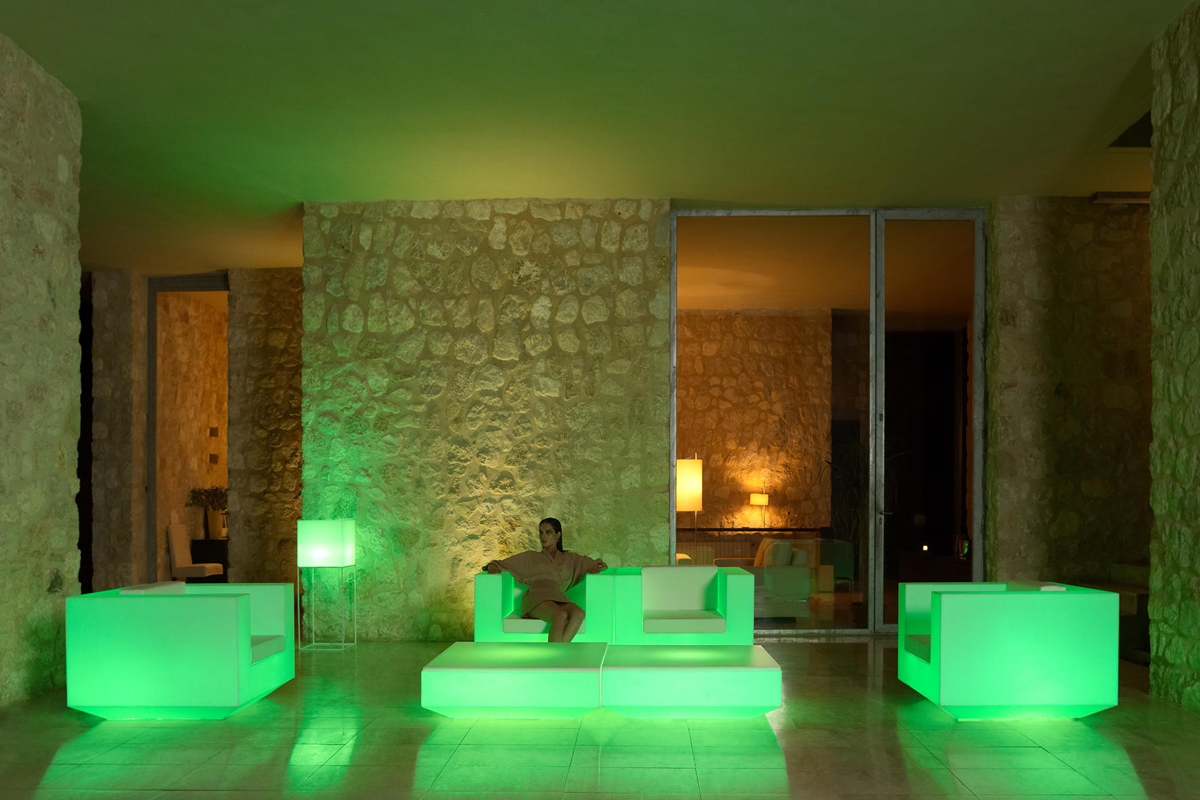 vela-lounge-chair-vondom-core-furniture-lifestyle-5