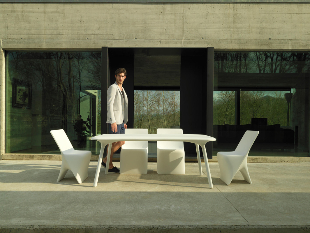 sloo-dining-chair-white-vondom-core-furniture-lifestyle-2