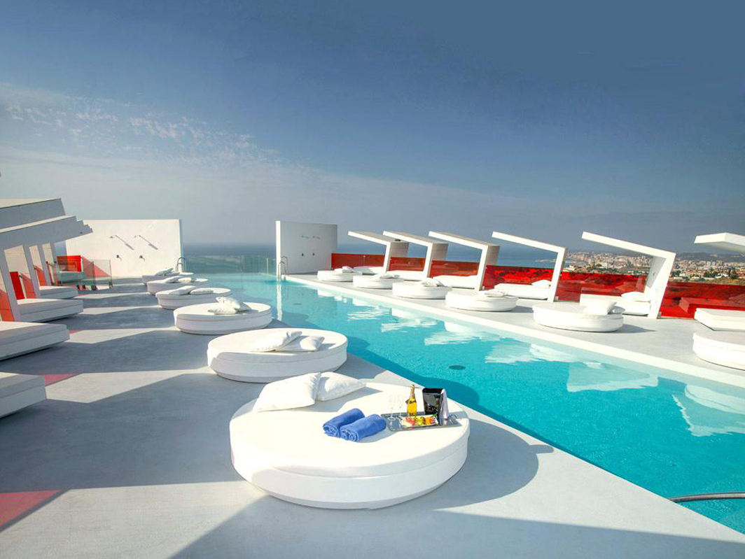 vela-round-daybed-vondom-core-furniture-lifestyle-1