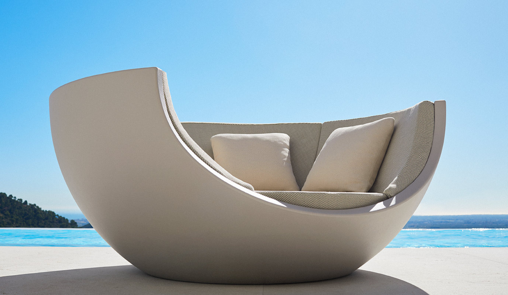 vondom_ulm_moon_daybed_lifestyle_2_corefurniture_online