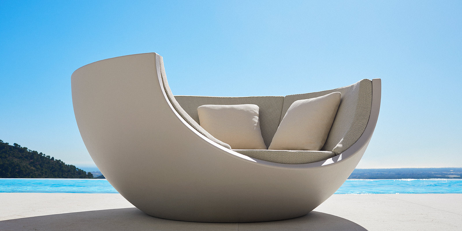 vondom_ulm_moon_daybed_lifestyle_2_corefurniture_online